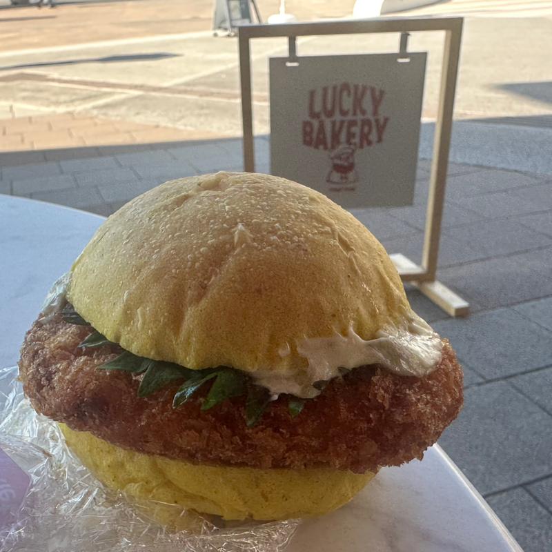 プレミアム海老カツバーガー(LUCKY BAKERY)