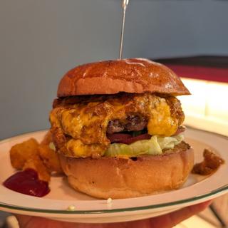 牛すじラグーのチリチーズバーガー