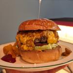 牛すじラグーのチリチーズバーガー