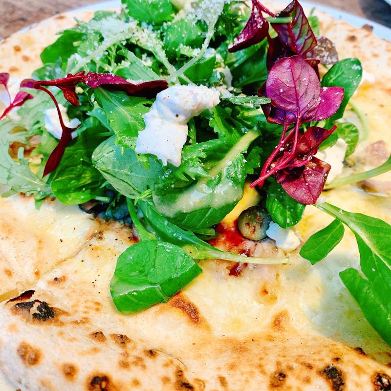 自家製パンチェッタとブルーベリーのサラダ仕立ピッツァ(トラットリア アー・アッラ・ゼータ （trarroria A alla Z）)