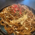 まるしょう特製ソース焼きそば　太麺　目玉焼き
