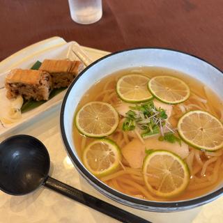 月例メニュー(ライムうどんと穴子押し寿司)
