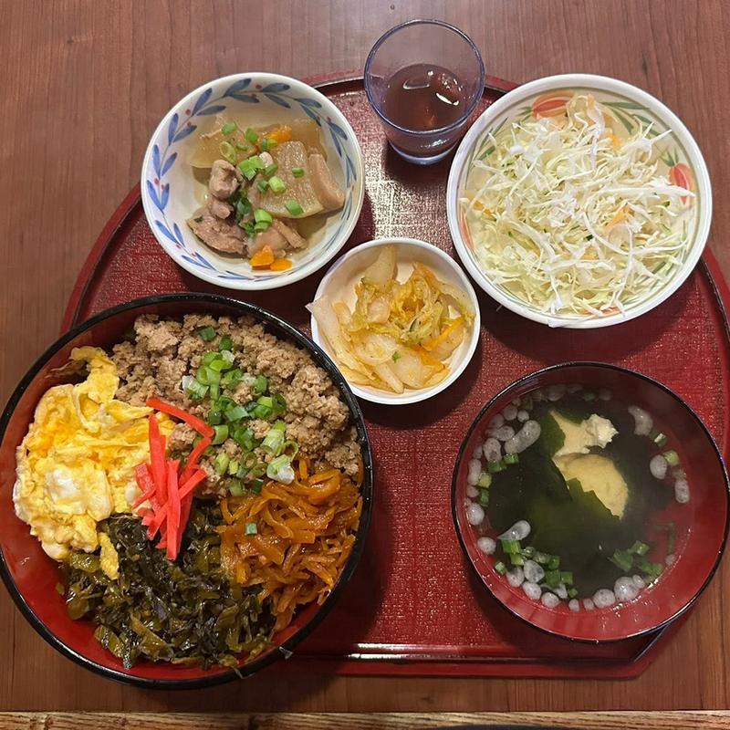 Aランチ 鶏そぼろ丼(アクアリュウム喫茶 慈伴賜)