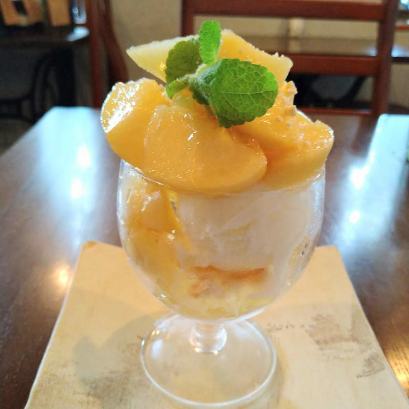 桃パフェ(イタリア食堂　ガロッパーレ )