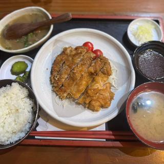 油淋鶏定食：煮込み