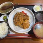 油淋鶏定食：煮込み