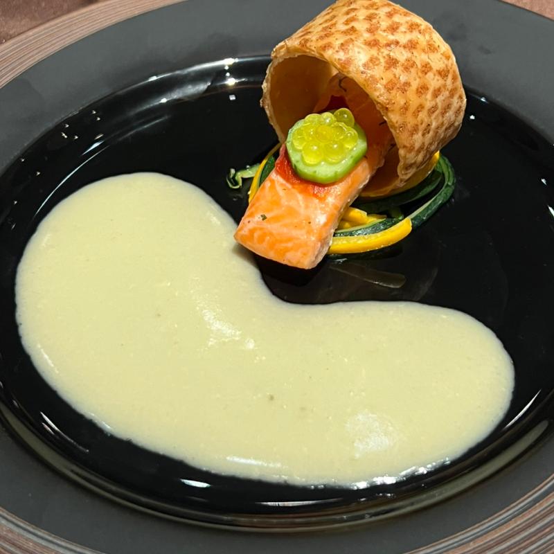 天城紅姫あまごのパイ包み焼きを再構築させて 伊豆産山葵入りソースヴァンジョーヌ 黄金いくら添えスモークの演出(メインダイニングルーム ル・トリアノン)