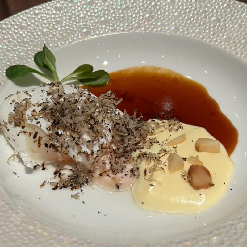 63°Cでキュイしたポーチドエッグ 富士の鶏胸肉ロースト トリュフ風味 コンテチーズのエスプーマ ／ワゼット香るジュとともに(メインダイニングルーム ル・トリアノン)
