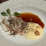 63°Cでキュイしたポーチドエッグ 富士の鶏胸肉ロースト トリュフ風味 コンテチーズのエスプーマ ／ワゼット香るジュとともに