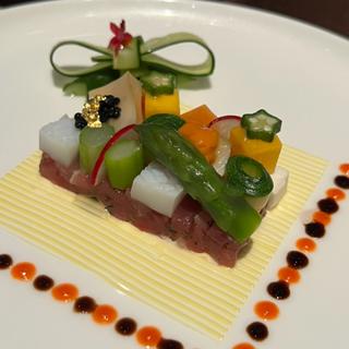 三崎鮪アオリイカ 飽彩り野菜の寄木細工見立て 雲丹とキャビアを添えて金箔飾り