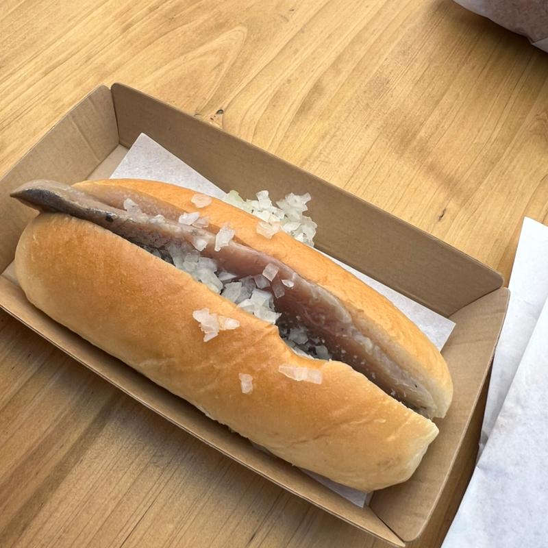 ハーリングの玉ねぎ添えサンドイッチ(オランダパビリオン カフェ)