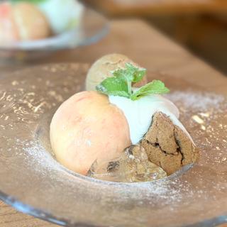 季節のデザート（桃と紅茶のシフォンケーキ）