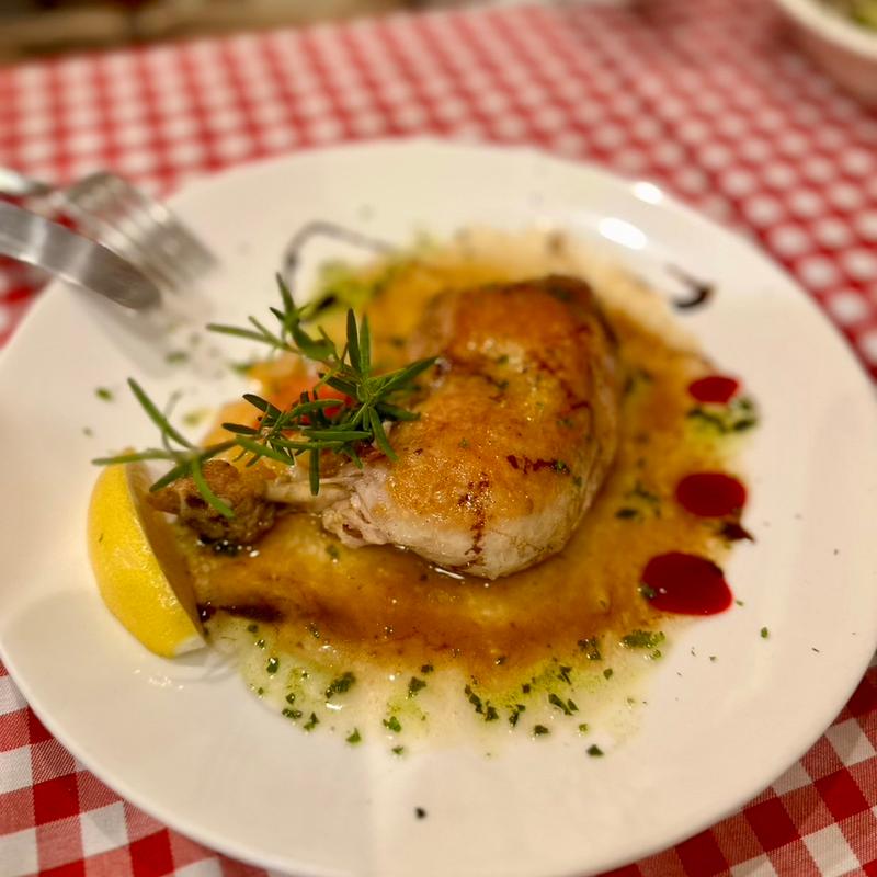 骨付き鶏もも肉のオーブン焼き(イタリア料理店 クオーレ)