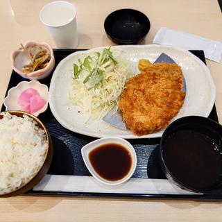 厚切りとんかつ定食ご飯大盛り