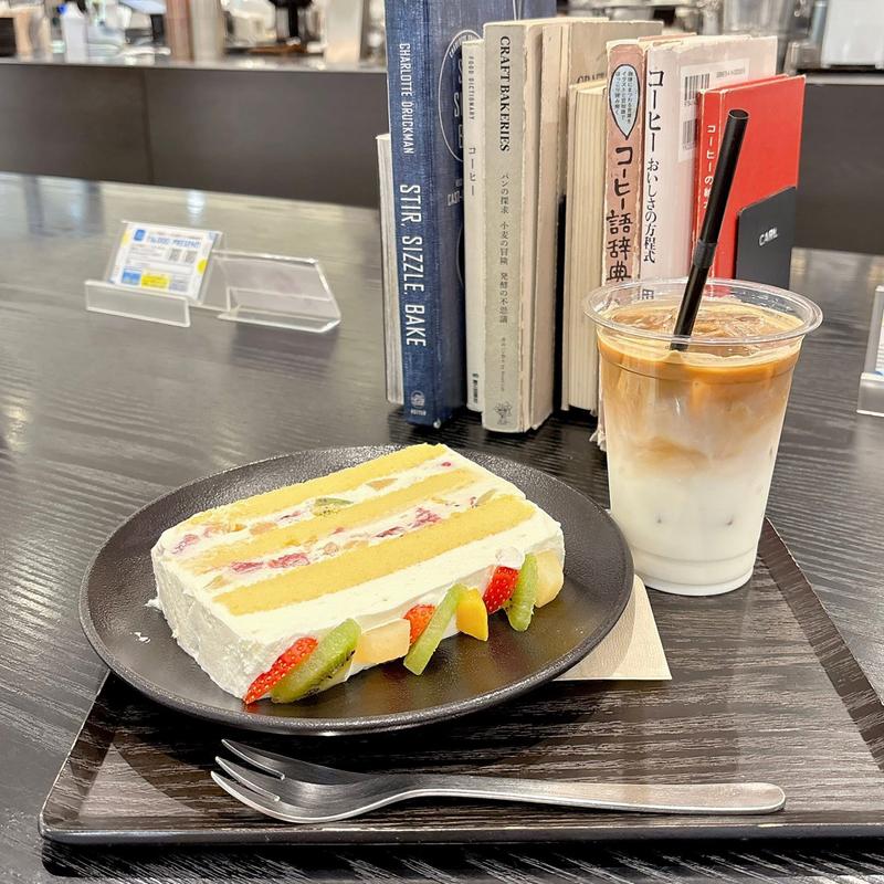 フルーツケーキ アイスカフェラテ(24/7 coffee＆roaster)