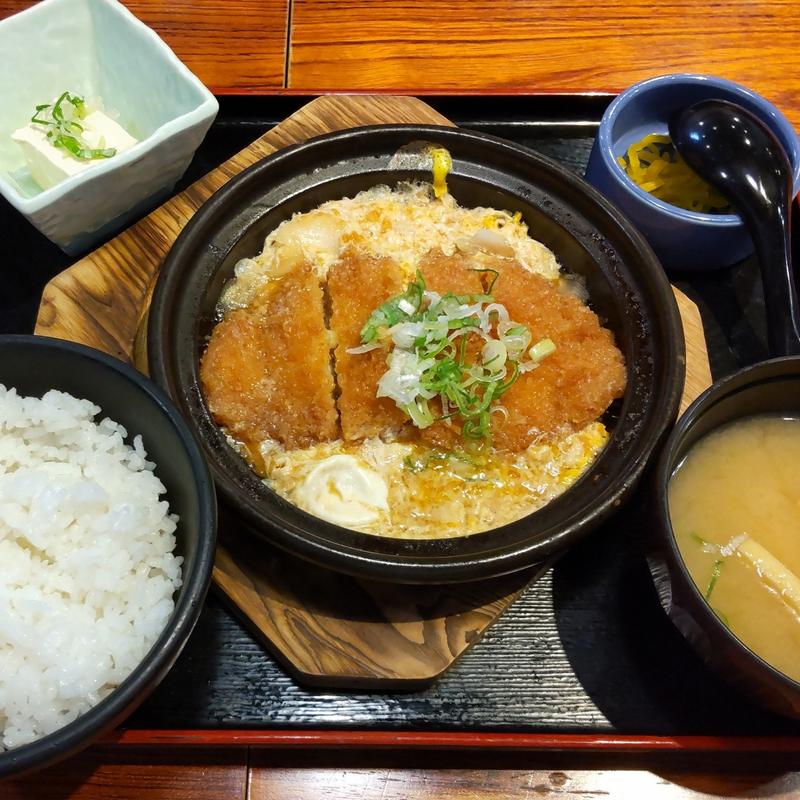 豚ロースカツの卵とじ定食(鍛冶屋文蔵 みなとみらいセンタービル店 （カジヤブンゾウ）)