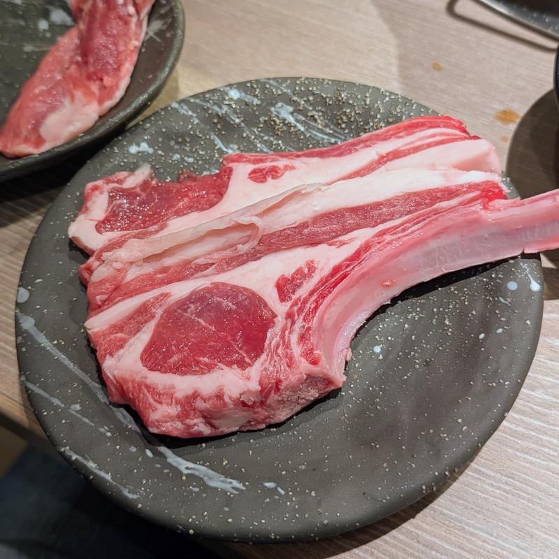 骨付き肩ロース(旭川 成吉思汗（ジンギスカン）大黒屋 新宿駅東口店)