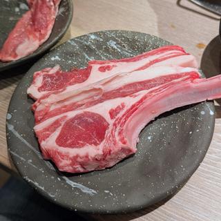 骨付き肩ロース(旭川 成吉思汗（ジンギスカン）大黒屋 新宿駅東口店)