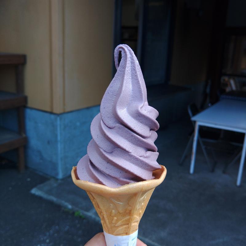 ブルーベリーソフトクリーム(産直ともちゃん食堂)