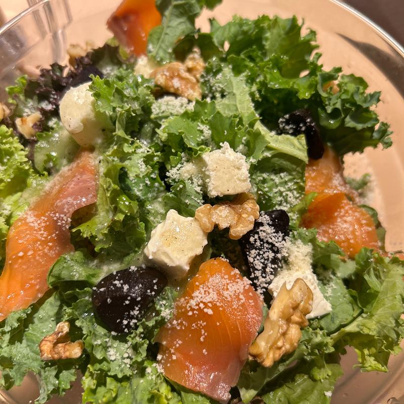 青森サーモンスモークと黒にんにくサラダ(ヱビスバー 札幌アピア店 (YEBISU BAR Sapporo Apia))