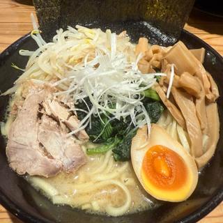 豚骨醤油ラーメン　全部のせ