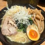 豚骨醤油ラーメン　全部のせ