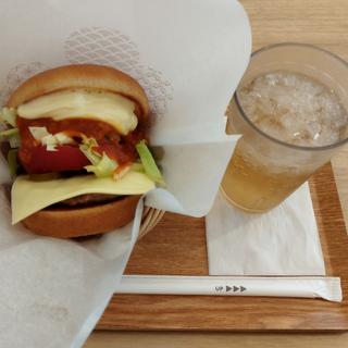 スパイシーモスタコスバーガー、ジンジャーエール(モスバーガー 亀有北口店)