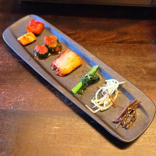 キムチとナムルの盛り合わせ(先斗町焼肉きらく)