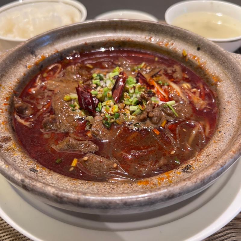 牛肉の四川風土鍋煮込み(中国飯店 倶楽湾)