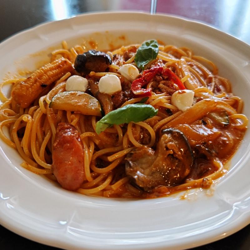 夏野菜とモッツァレラチーズのパスタ  絶望のソース(カフェ ラ ミル 横浜元町店)