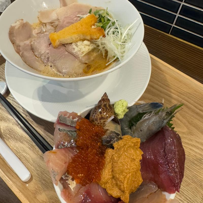 日本一のオマール海老みそ海鮮丼ラーメンセット(オマール海老ラーメン ロッカクエビノ 東大阪店)