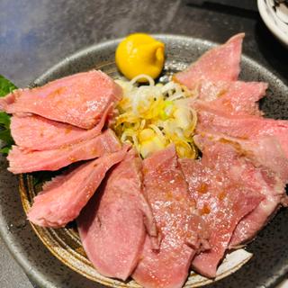 タン生刺し(動物園通りもつ肉店)
