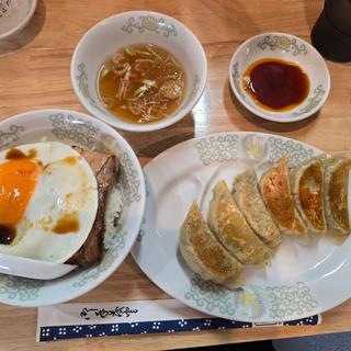 ハーフチャーシューエッグ丼 餃子(八景食堂 味のハマコー)