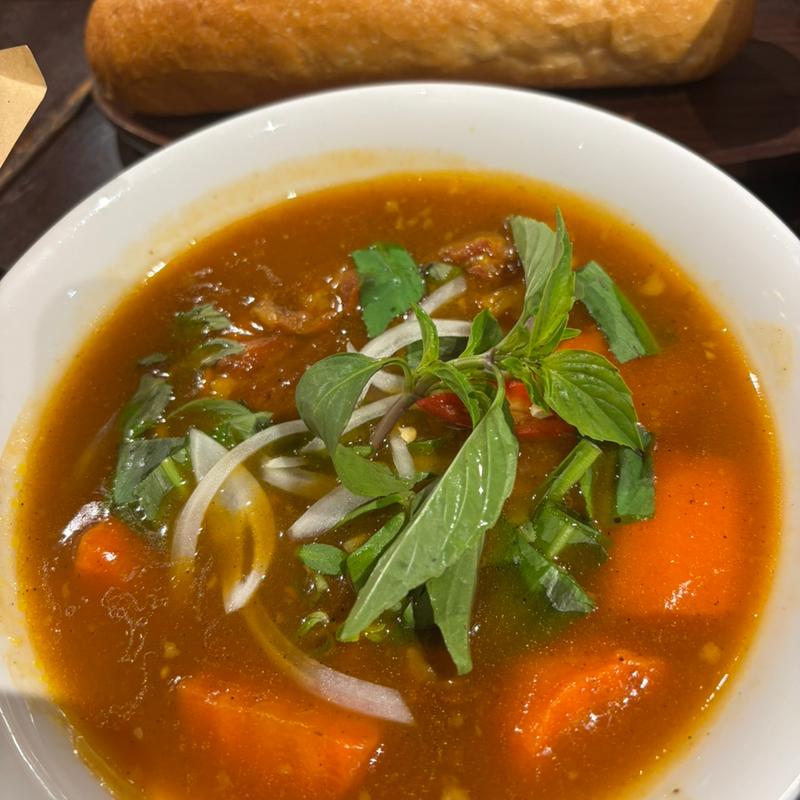 ビーフシチューとバインミー(マダムラン)