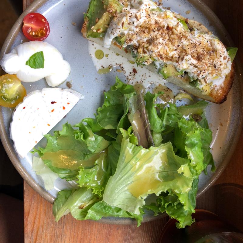 ストラッチャテッラとアボカドトーストのプレート(GOOD CHEESE GOOD BAKE)