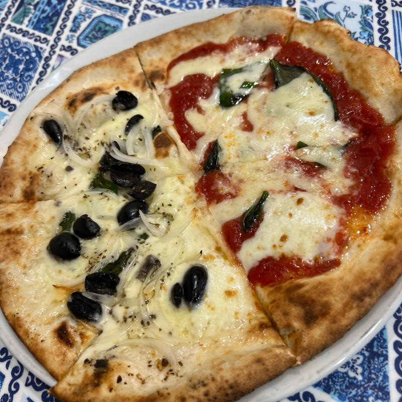 ピッツァ(マルゲリータ＋チポッラ)ハーフ＆ハーフ(ピッツェリア ダ シュモーネ)