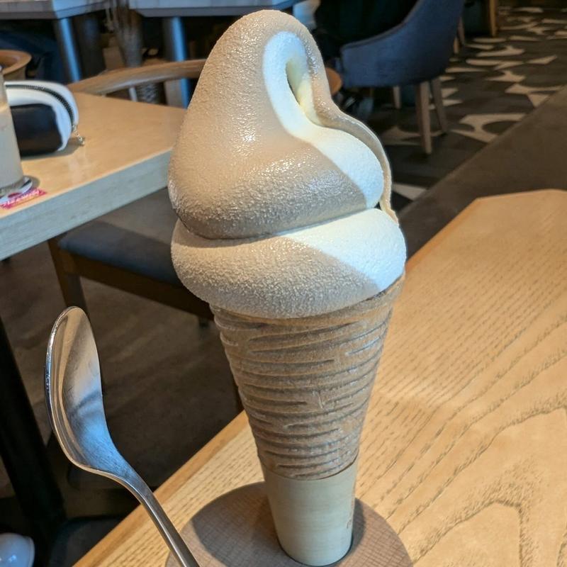 珈琲と牛乳のミックスソフトクリーム(カフェ レクセル 東京国際フォーラム店)