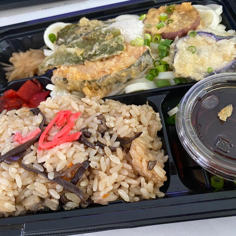 野菜天うどんとかしわめし弁当(大吉本店)