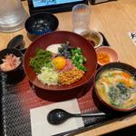 大戸屋ばくだん丼、たっぷり野菜の麦みそ汁