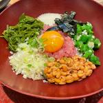 大戸屋ばくだん丼、たっぷり野菜の麦みそ汁