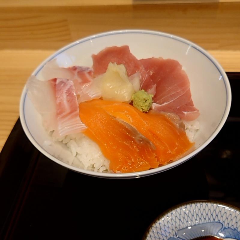 朝の海鮮丼(仲卸のお弁当 愛之助)