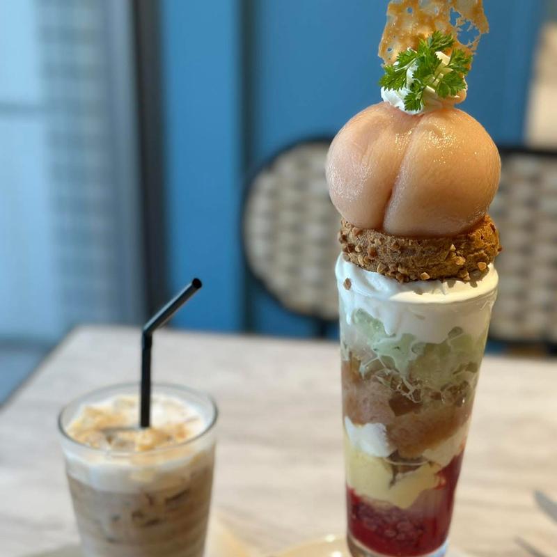 桃パフェ(Crème de la Crème クレームデラクレーム)