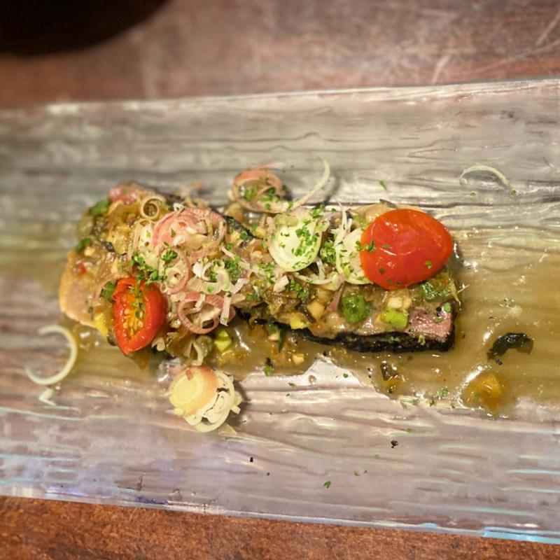 青森産天然ブリの炙りカルパッチョ(ビストロアラドゥマンド)