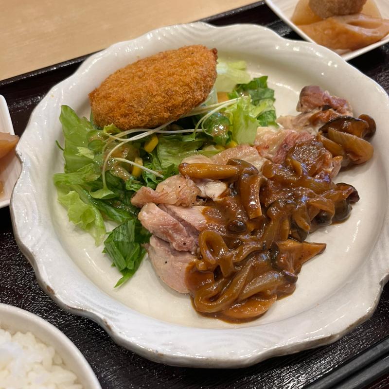 日替わり チキンソテーきのこのデミソースとメンチカツ(絆 旬の肴と和み酒場)