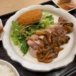 日替わり チキンソテーきのこのデミソースとメンチカツ
