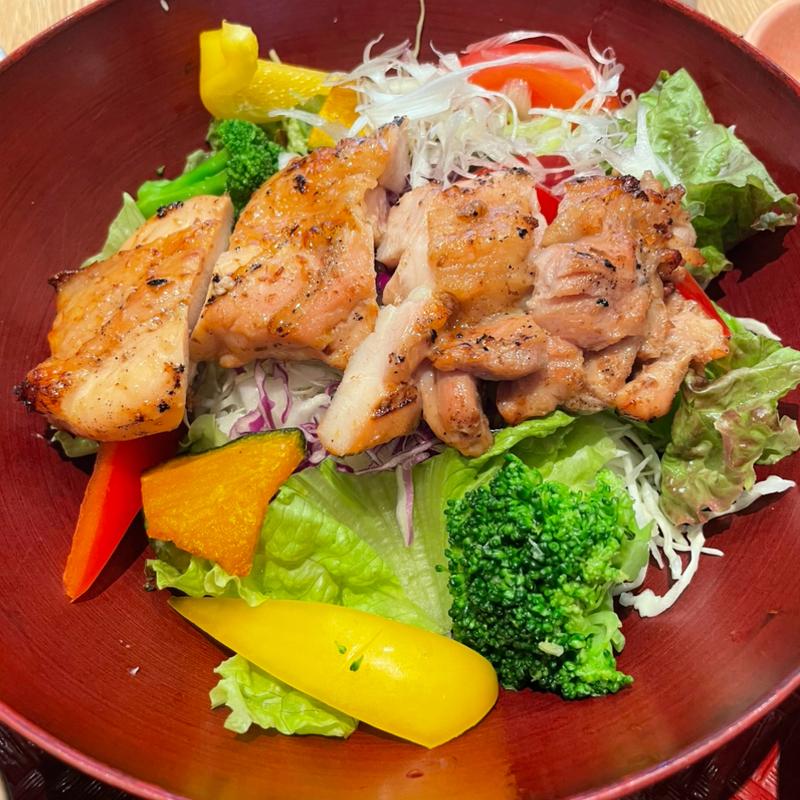 もろみチキンの彩りサラダボウルとしそひじきご飯、たっぷり野菜の麦みそ汁(大戸屋ごはん処 川崎銀柳街店)