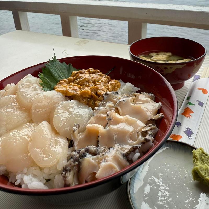 ウニ アワビ ホタテ丼(正立食堂 （まさだてしょくどう）)