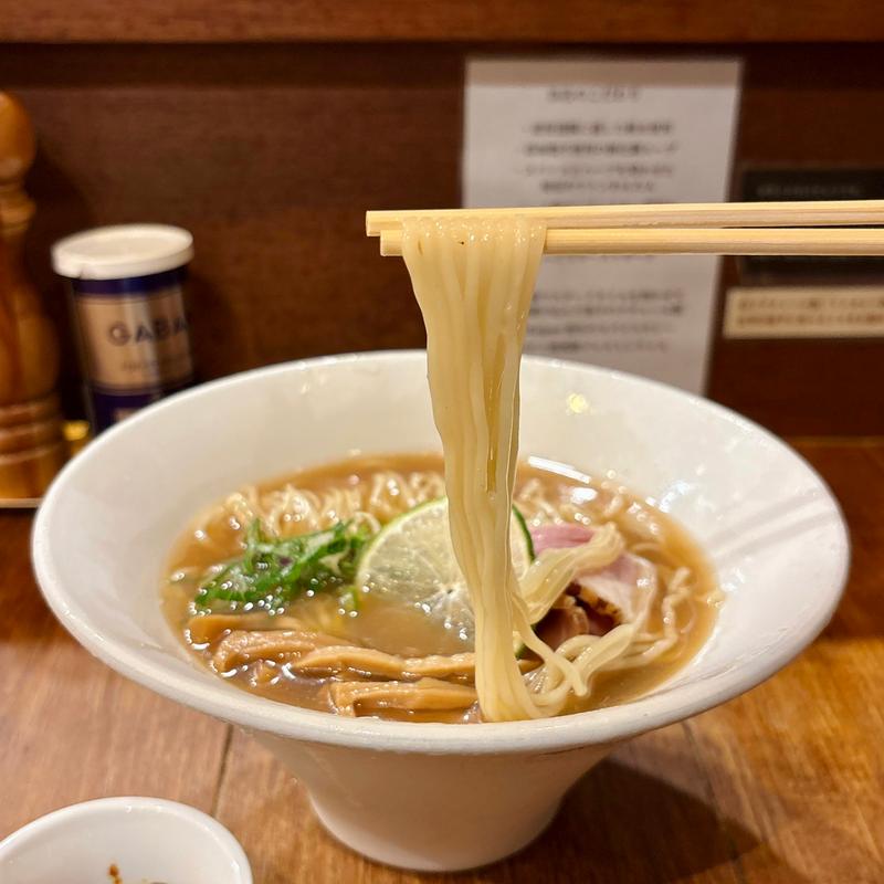 冷やし塩煮干し〜ほうじ茶仕立て〜茄子アチャール付き(限定)(麺楽 軽波氏)