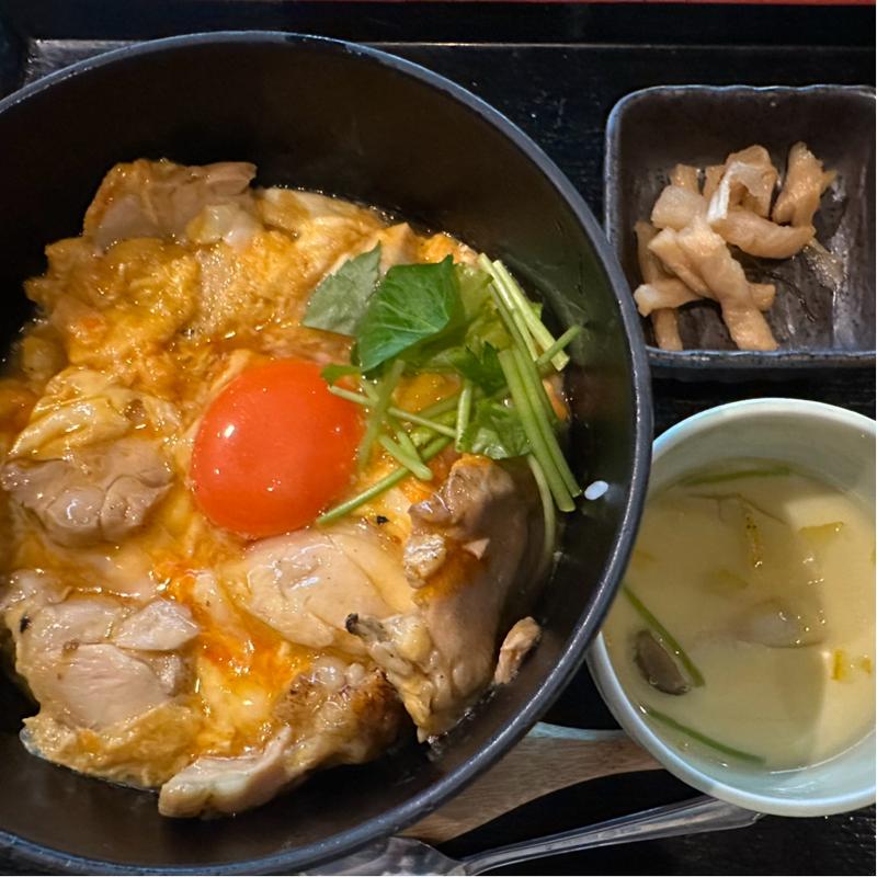  濃厚赤玉子の親子丼(さかえや 横浜みなとみらい本店)