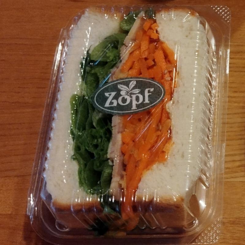 焼豚とにんじん生姜のサンド(バックシュトゥーベ ツオップ （Backstube Zopf）)